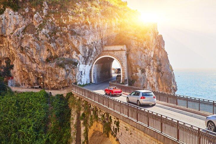Autos überqueren eine Brücke an der Amalfiküste