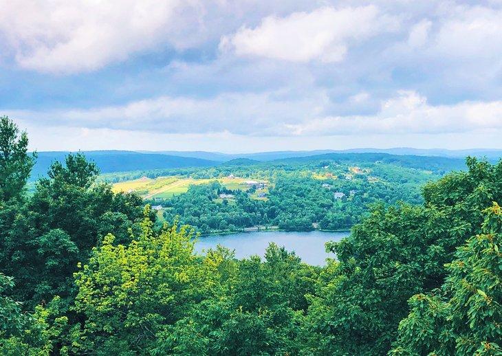 Vue du sommet du sentier de la tour, parc d'État de Mount Tom