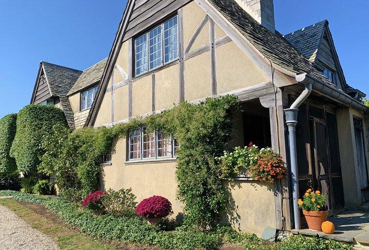 La charmante maison de Miss Chase dans la forêt d'État de Topsmead