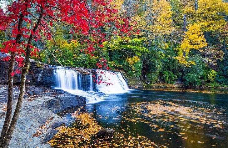 Hooker Falls près d'Asheville avec des couleurs d'automne