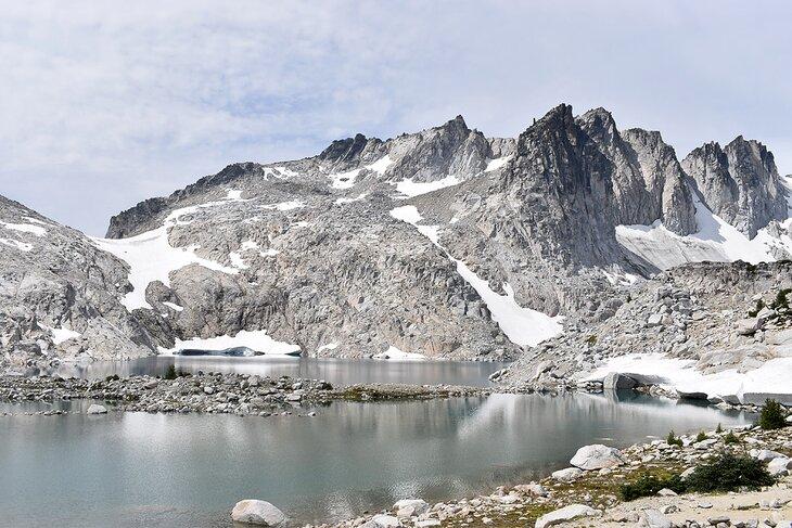 Neige le long d'une rive de lac dans les Enchantements