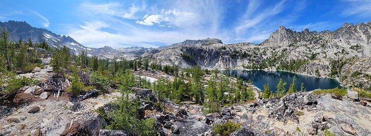Un lac alpin et un paysage montagneux dans les Enchantements