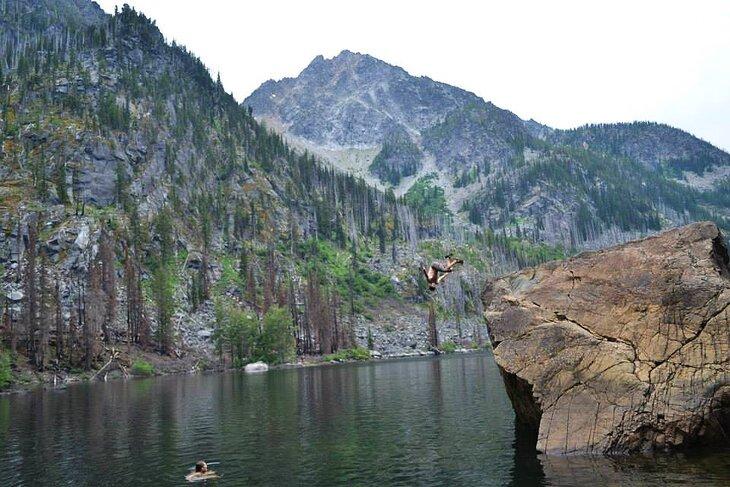 Auteur Brad Lane en plein saut au lac Stuart