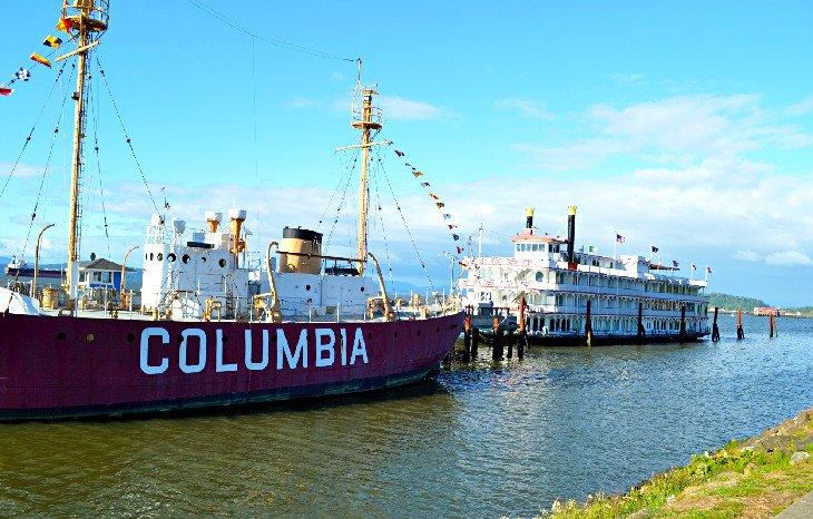 Barcos a lo largo del Astoria Riverfront