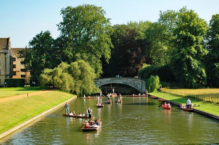 Punts en el río Cam en Cambridge