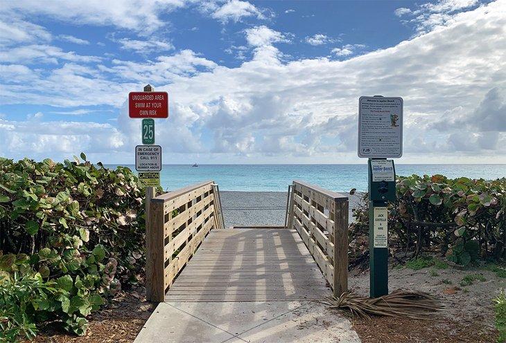 Escaliers menant à la plage amicale envers les chiens de Jupiter Beach