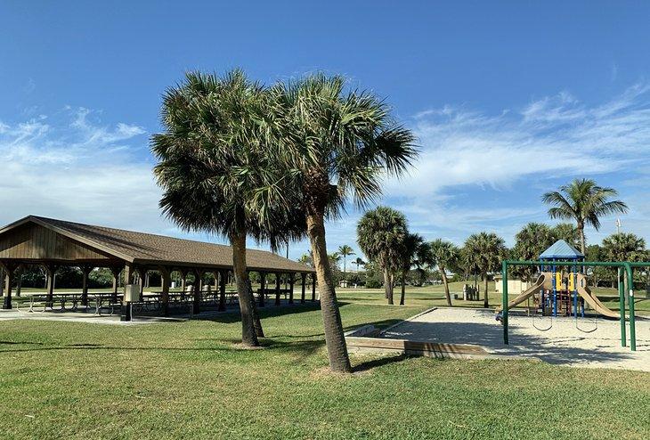 Ein Spielplatz und Pavillon im Carlin Park