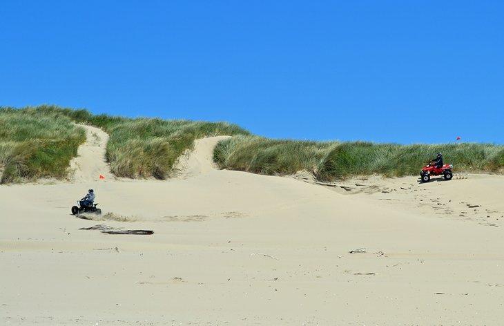 Vehículos todoterreno en el Área Nacional de Recreación de Dunas de Oregón