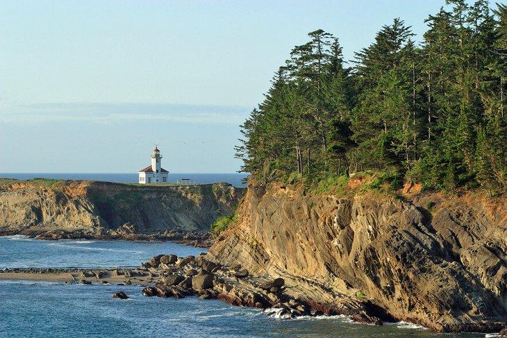Faro de Cape Arago desde Sunset Bay State Park en la Cape Arago Highway