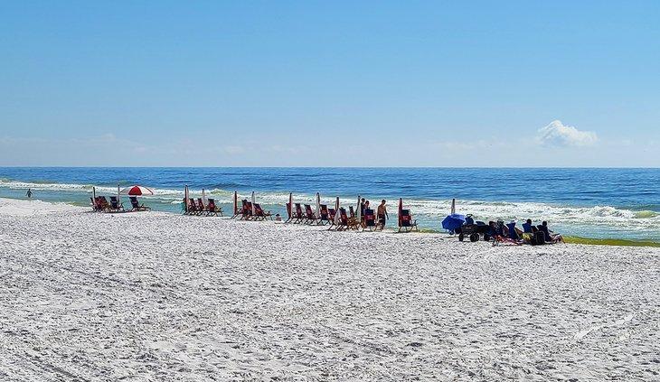 Sillas de playa en Crystal Sands Beach