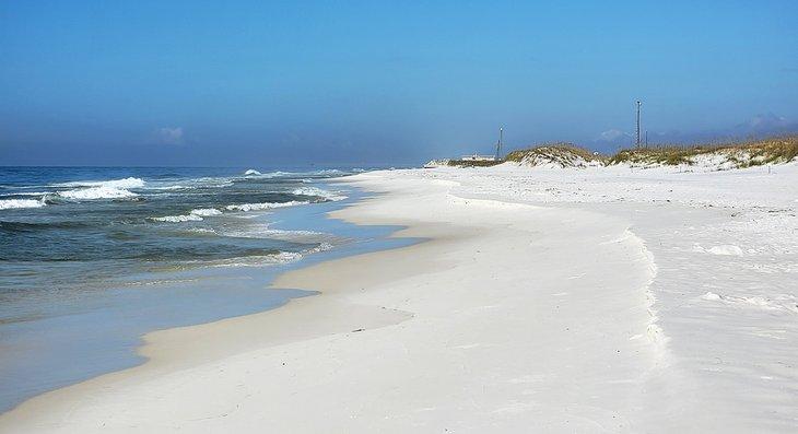 Vista a lo largo de la playa en Eglin Matterhorn Beach