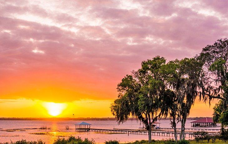 Atardecer ardiente sobre el Lago Jackson en Sebring