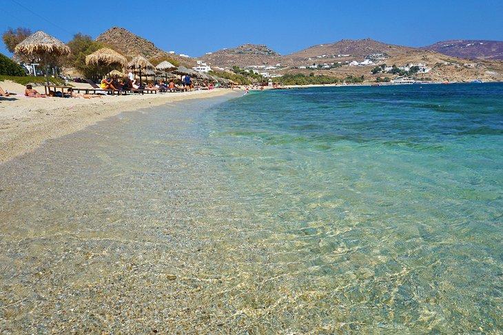 Agua clara en Kalafatis Beach