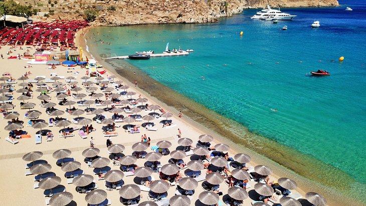 Sombrillas en Super Paradise Beach