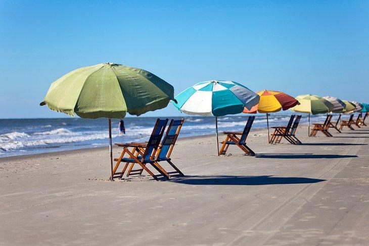 Sonnenschirme und Stühle am Strand in Galveston, Texas