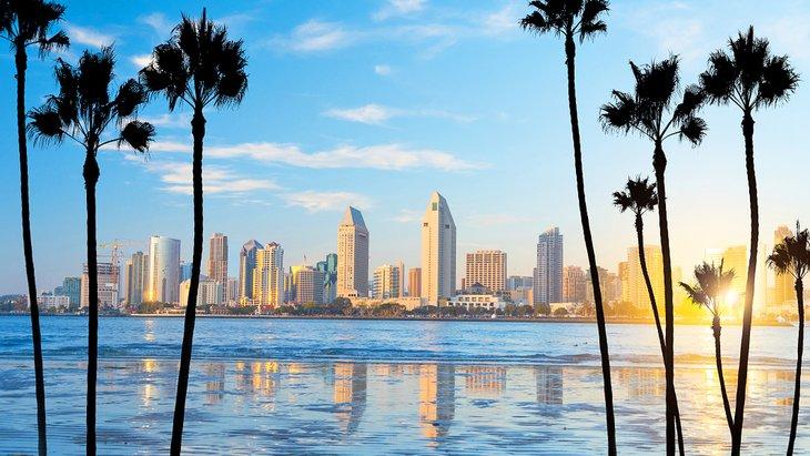 Blick auf die Skyline von San Diego bei Sonnenuntergang
