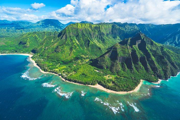Luftaufnahme des Beginns der Na Pali Küste auf Kauai