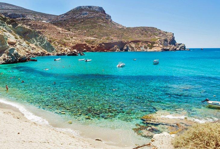 Playa Agali en la Isla de Folégandros