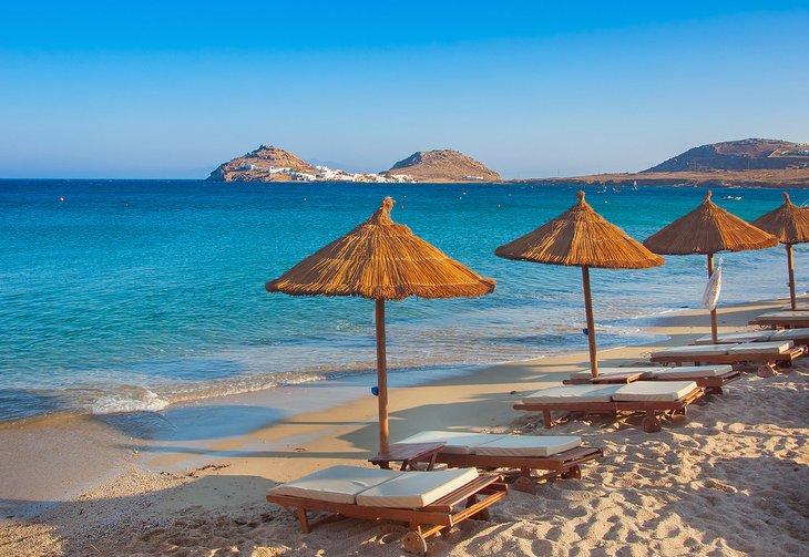 Sombrillas y tumbonas en la playa de Mykonos