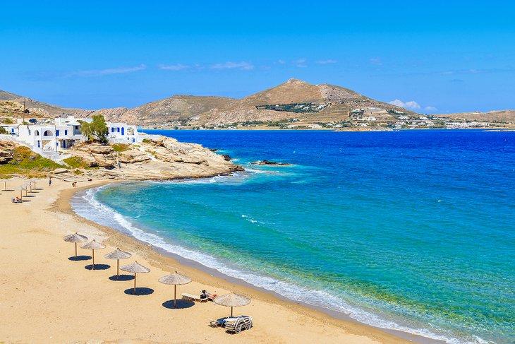 Playa en el pueblo de Naoussa en la Isla de Páros