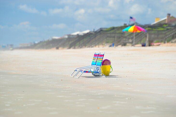 Silla de playa en la playa en St. Augustine, Florida