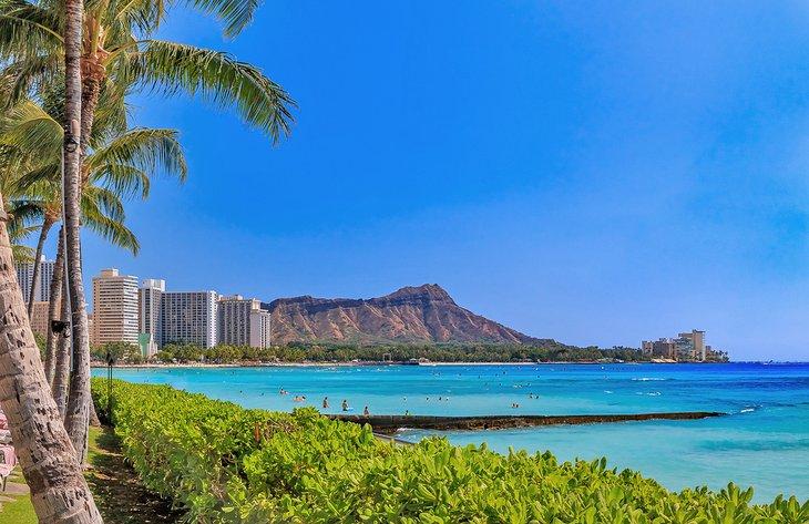 Playa Waikiki y el Monumento Estatal Diamond Head en Honolulu, Hawái