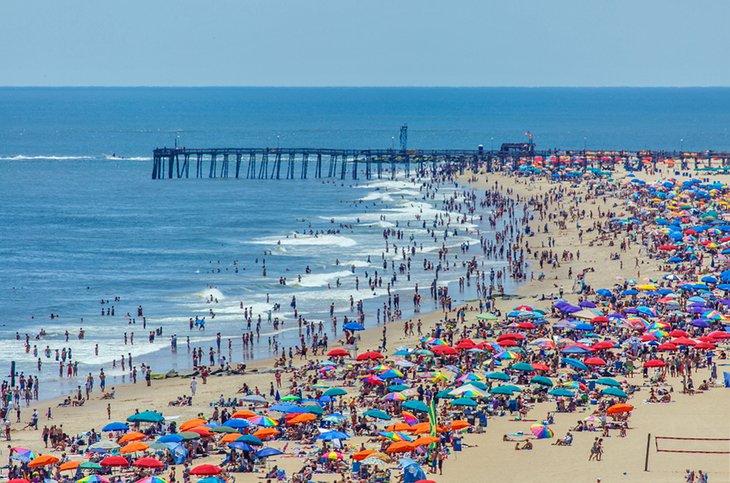 Playa abarrotada en Ocean City, MD