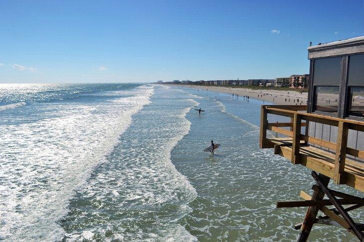 Surfistas en Cocoa Beach, Florida
