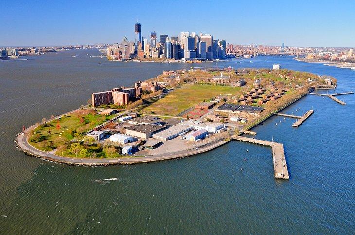 Vista aérea de Governors Island y Manhattan