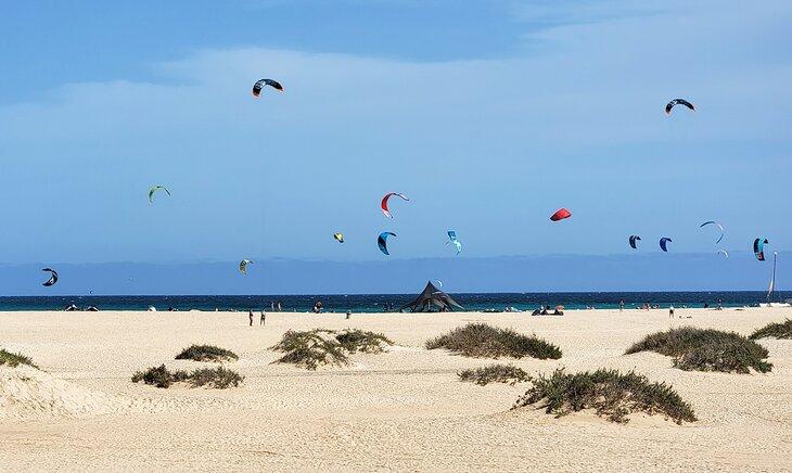 Kiteboarders en Flag Beach