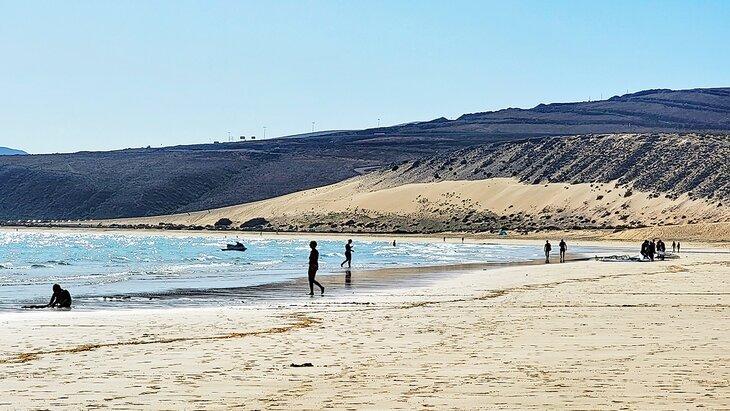 Playa Sotavento y las colinas detrás