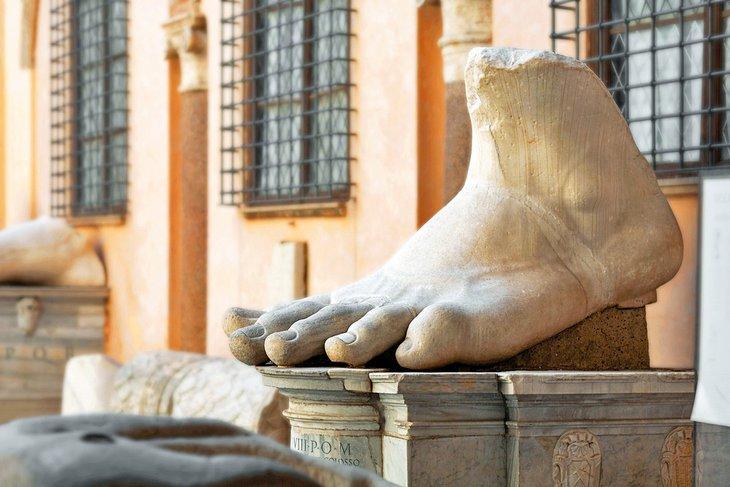 Pied géant à Rome