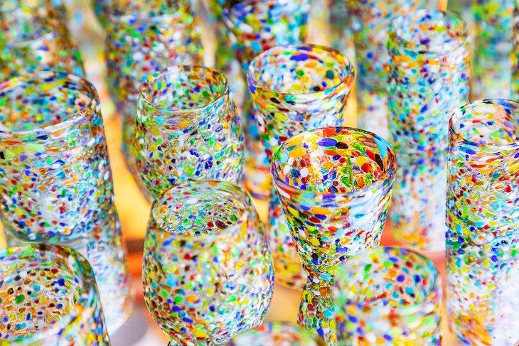 Verres colorés à vendre à Todos Santos