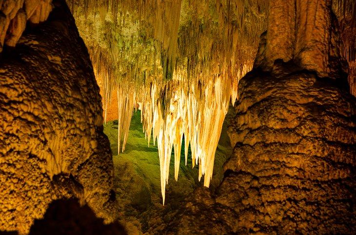 Formation éclairée dans les Cavernes de Carlsbad