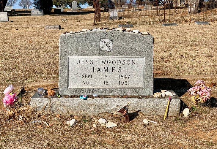 Tumba de Jesse James en el Cementerio de Granbury