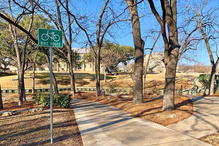 Sendero de Caminata y Bicicleta Moments-in-Time de Granbury