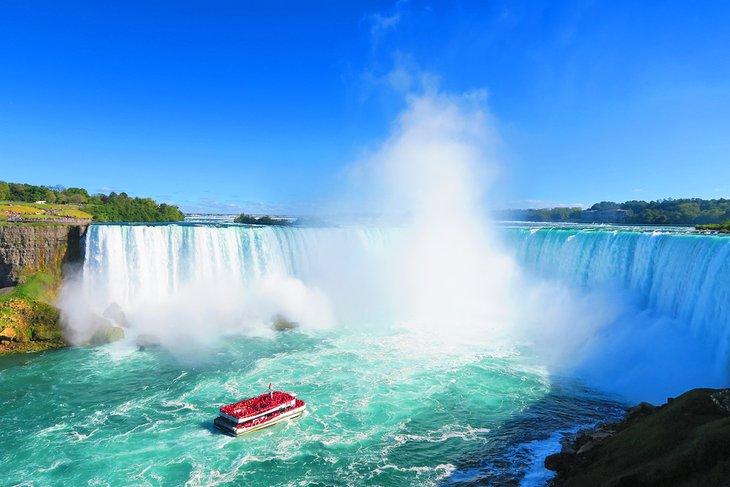 Barco turístico en las Cataratas del Niágara
