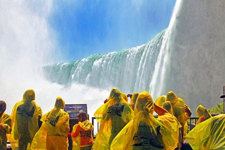 Turistas en las Cataratas Horseshoe, Ontario, Canadá
