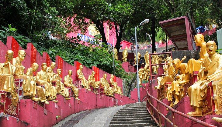 Treppe zum Ten Thousand Buddhas Kloster