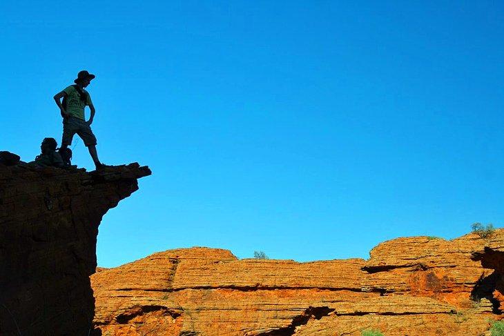 Wanderer am Rand der Schlucht