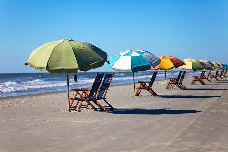 Parasols et chaises sur Stewart Beach à Galveston