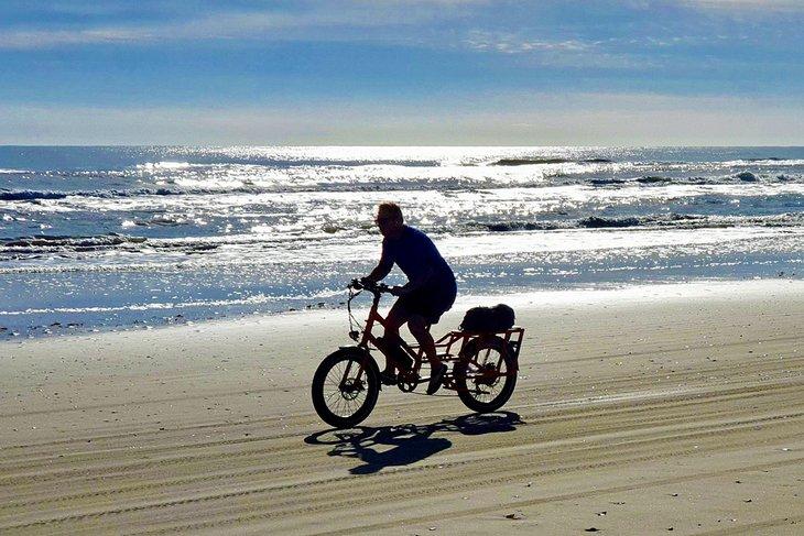 Cycliste sur la plage de South Padre Island City