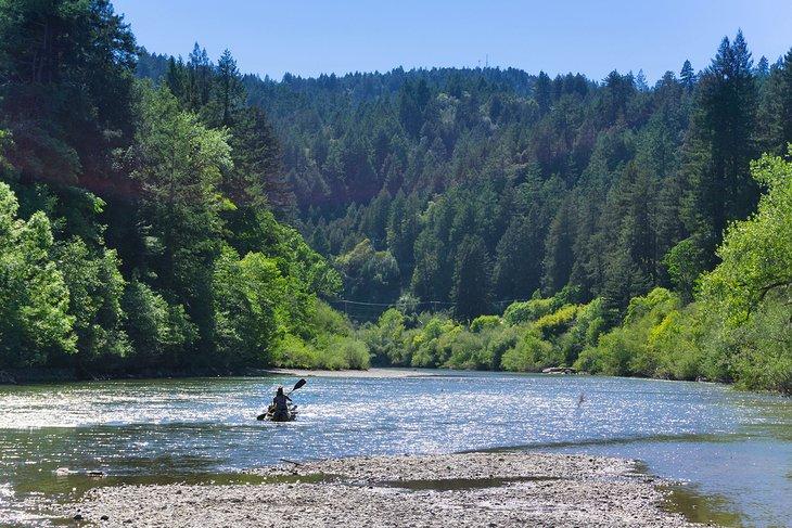 Kayak en el Río Ruso