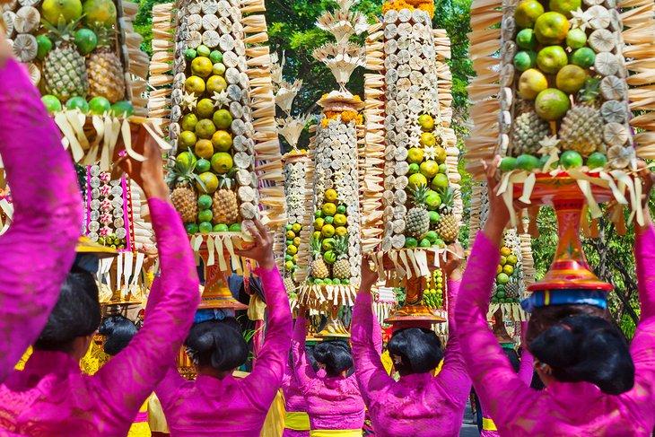 Femmes balinaises en costumes traditionnels pendant un Galungan