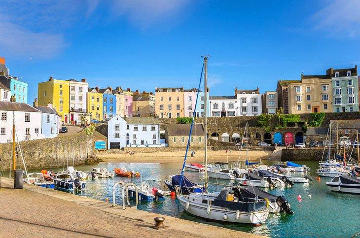 Der Hafen von Tenby, umgeben von bunten Gebäuden