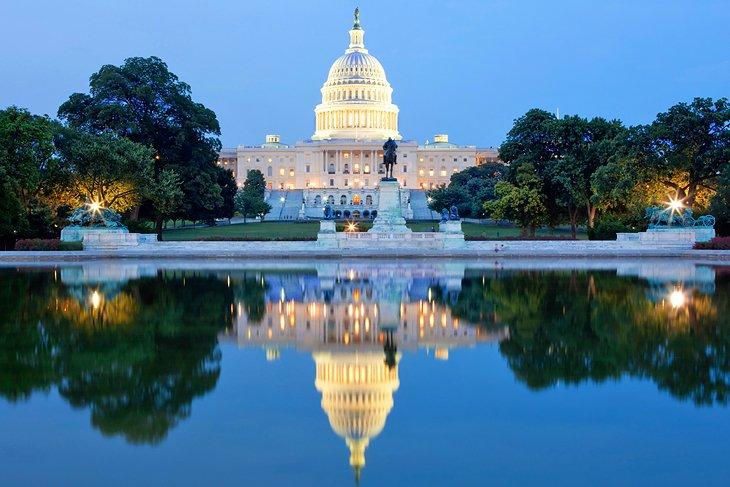 Das U.S. Capitol Building in der Dämmerung