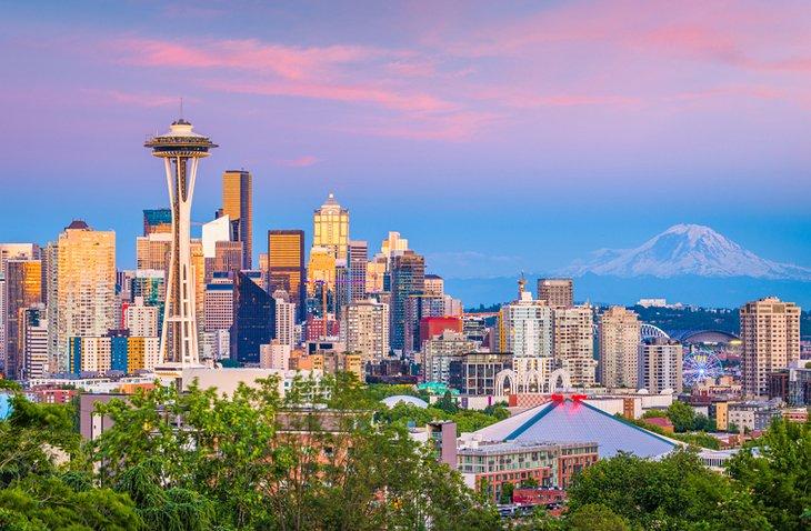 Downtown Seattle bei Sonnenuntergang mit Mt. Rainier in der Ferne