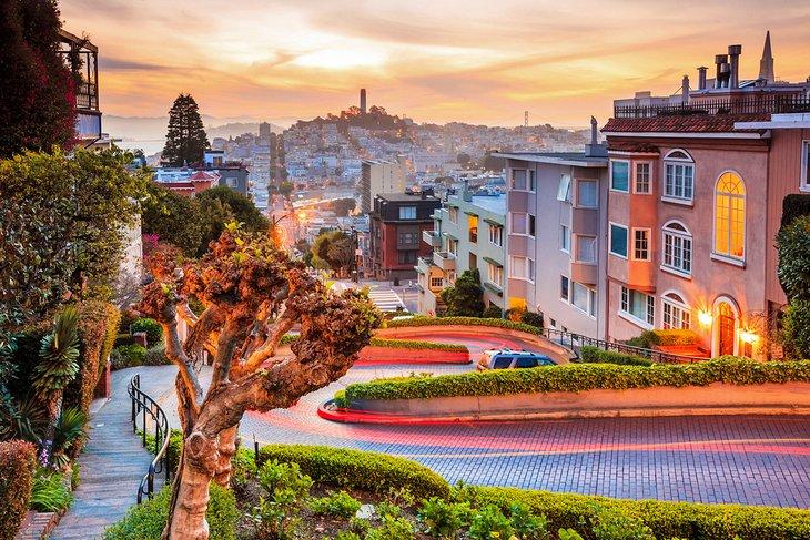 Lombard Street in San Francisco bei Sonnenaufgang