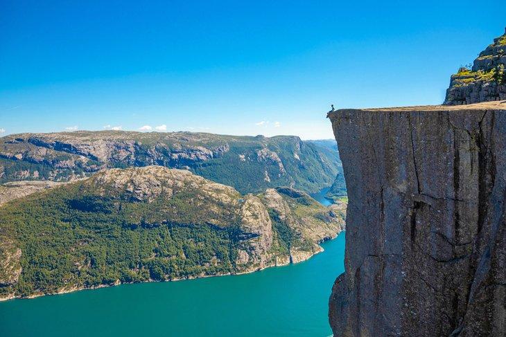Senderista en el Pulpit Rock (Preikestolen)