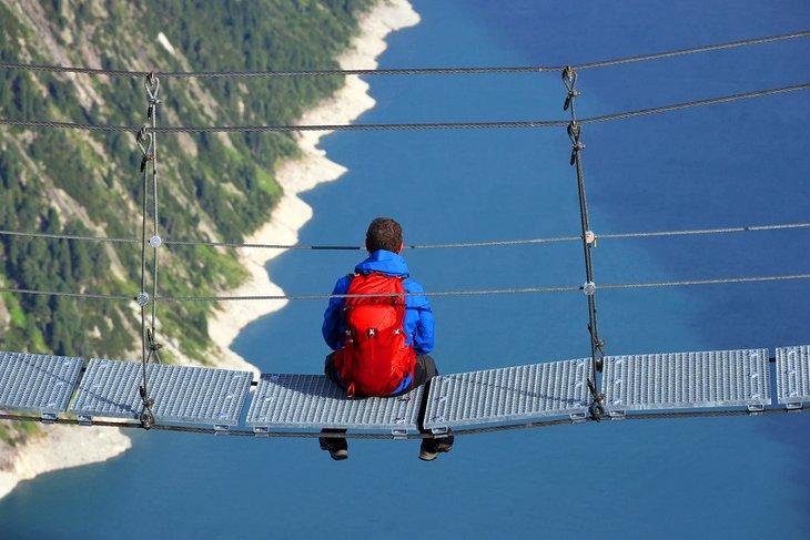Senderista en un puente colgante en el Valle de Zillertal